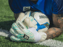 Tipos de corte en guantes de portero: cuál elegir según tu forma de parar